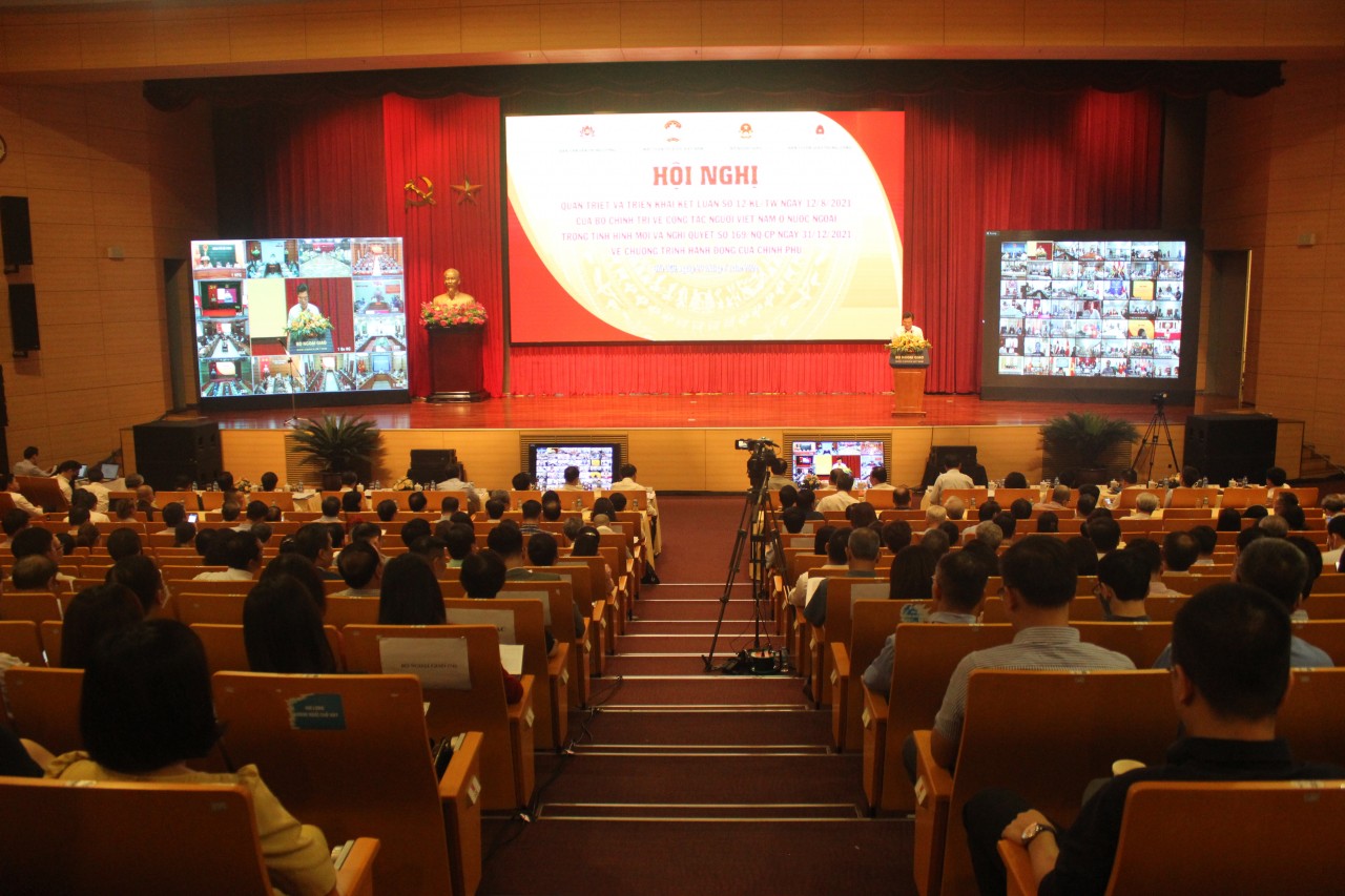 Quán triệt, triển khai Kết luận của Bộ Chính trị về công tác người Việt Nam ở nước ngoài Quán triệt, triển khai Kết luận của Bộ Chính trị về công tác người Việt Nam ở nước ngoài