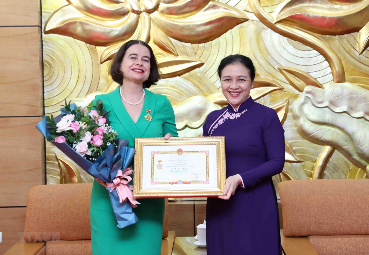 Chủ tịch Liên hiệp các Tổ chức hữu nghị Việt Nam Nguyễn Phương Nga trao trao tặng Kỷ niệm chương 'Vì hòa bình, hữu nghị giữa các dân tộc' cho Đại sứ Đặc mệnh toàn quyền Australia tại Việt Nam Robyn Mudie. (Ảnh: An Đăng/TTXVN) Chủ tịch Liên hiệp các Tổ chức hữu nghị Việt Nam Nguyễn Phương Nga trao trao tặng Kỷ niệm chương 'Vì hòa bình, hữu nghị giữa các dân tộc' cho Đại sứ Đặc mệnh toàn quyền Australia tại Việt Nam Robyn Mudie. (Ảnh: An Đăng/TTXVN)