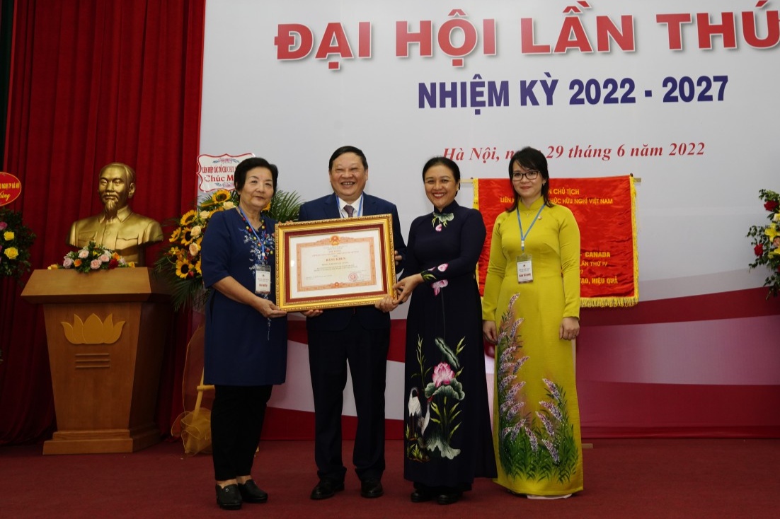 Chủ tịch VUFO Nguyễn Phương Nga trao Bằng khen của Thủ tướng Chính phủ cho Hội hữu nghị Việt Nam-Canada. Chủ tịch VUFO Nguyễn Phương Nga trao Bằng khen của Thủ tướng Chính phủ cho Hội hữu nghị Việt Nam-Canada.