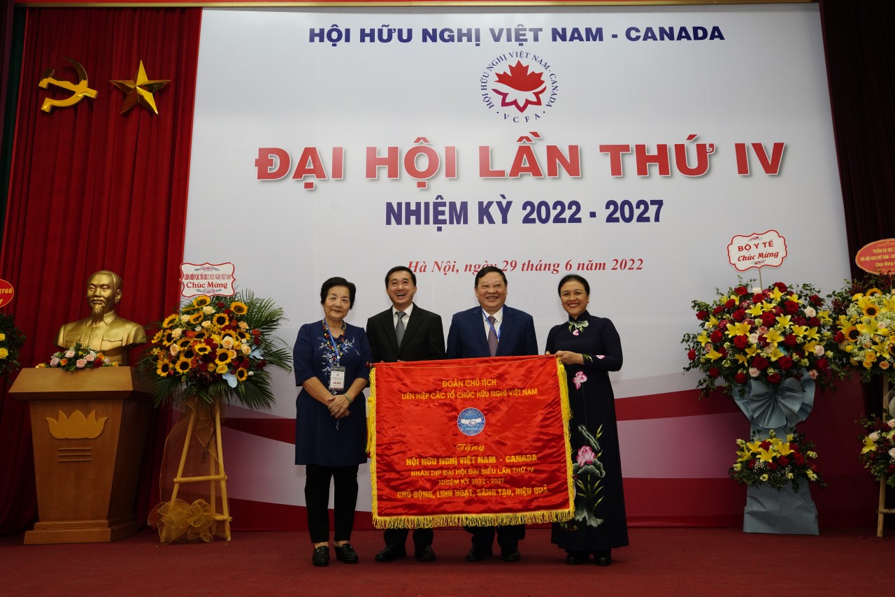 Hội hữu nghị Việt Nam-Canada nhận bức chướng của VUFO. Hội hữu nghị Việt Nam-Canada nhận bức chướng của VUFO.
