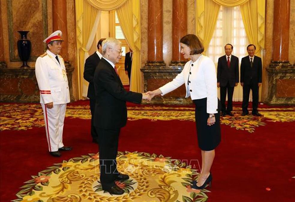 Đại sứ Đặc mệnh toàn quyền Australia tại Việt Nam bà Robyn Louise Mudie đến trình Quốc thư Đại sứ Đặc mệnh toàn quyền Australia tại Việt Nam bà Robyn Louise Mudie đến trình Quốc thư