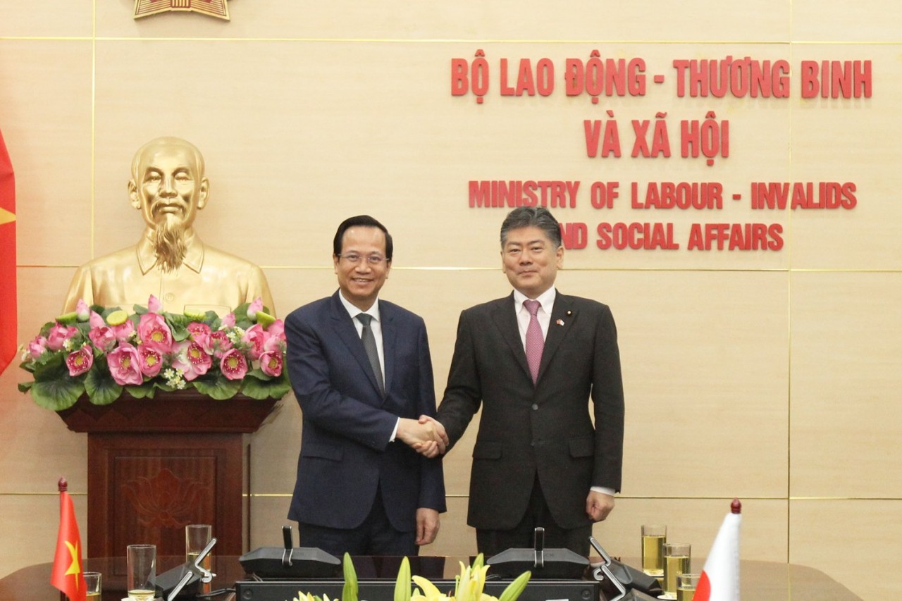 Hai bên cùng chia sẻ và khẳng định mối quan hệ Việt Nam - Nhật Bản được hình thành từ lâu đời, chặt chẽ và đa dạng, trong đó có hợp tác về nguồn nhân lực. Hai bên cùng chia sẻ và khẳng định mối quan hệ Việt Nam - Nhật Bản được hình thành từ lâu đời, chặt chẽ và đa dạng, trong đó có hợp tác về nguồn nhân lực.