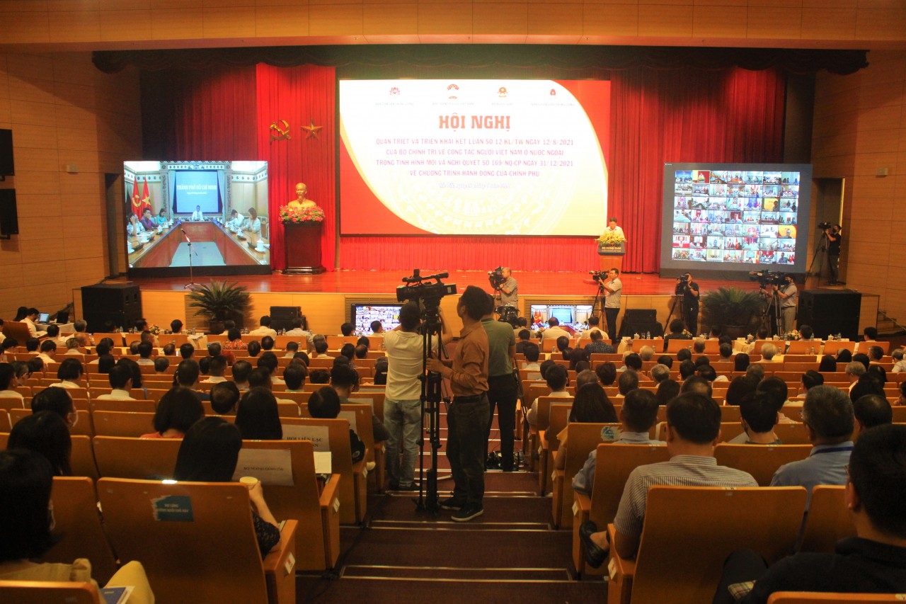 Triển khai toàn diện, mạnh mẽ công tác người Việt Nam ở nước ngoài trong tình hình mới Triển khai toàn diện, mạnh mẽ công tác người Việt Nam ở nước ngoài trong tình hình mới