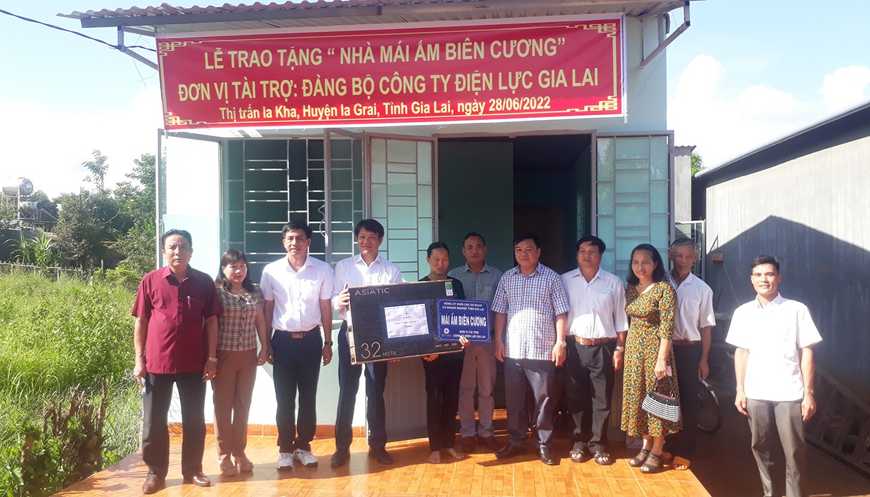 Gia Lai tổ chức bàn giao 3 căn nhà 