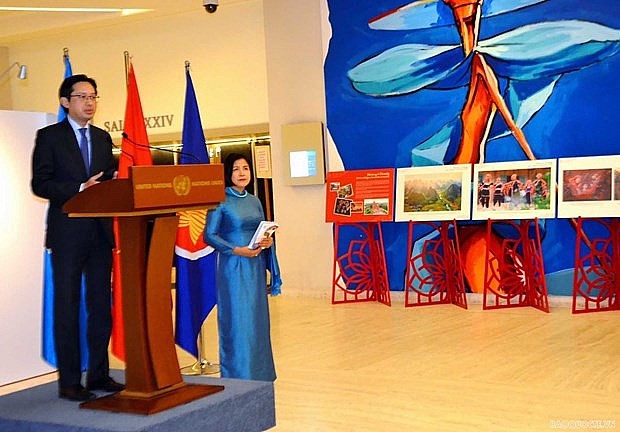 Assistant to Foreign Minister Do Hung Viet addresses the opening ceremony of a photo exhibition on Vietnam's ethnic and religious communities on June 28. (Source: Ministry of Foreign Affairs) Assistant to Foreign Minister Do Hung Viet addresses the opening ceremony of a photo exhibition on Vietnam's ethnic and religious communities on June 28. (Source: Ministry of Foreign Affairs)
