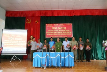 Vận động người dân vùng biên giới giao nộp vũ khí, vật liệu nổ