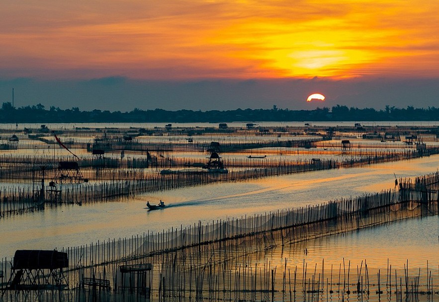 The poetic scene when the sun begins to shine from the eastern horizon - Photo: NGO HUY HOA The poetic scene when the sun begins to shine from the eastern horizon - Photo: NGO HUY HOA