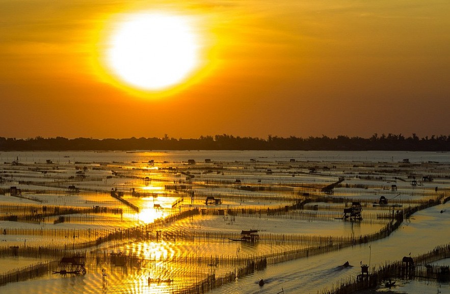 When the sun rises, the sky gradually turns red-orange, combined with the light effect on the water, making any visitor come here to admire - Photo: NGO HUY HOA When the sun rises, the sky gradually turns red-orange, combined with the light effect on the water, making any visitor come here to admire - Photo: NGO HUY HOA