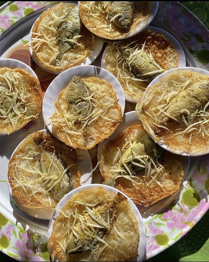 Ornamental fish cake is a specialty of Chuon lagoon. The way to prepare this dish is also not sophisticated, the whole orca fish is fried to golden brown, before the fish is cooked, the processor continues to pour in the cake batter and continue to fry until the fish is golden brown - Photo: VISIT HUE Ornamental fish cake is a specialty of Chuon lagoon. The way to prepare this dish is also not sophisticated, the whole orca fish is fried to golden brown, before the fish is cooked, the processor continues to pour in the cake batter and continue to fry until the fish is golden brown - Photo: VISIT HUE
