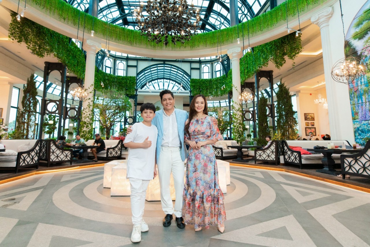 Cả nhà sao check-in dinh thự ánh sáng Garden Palace phong cách châu Âu - điểm đến được nhiều người chia sẻ trên mạng xã hội thời gian qua. Cả nhà sao check-in dinh thự ánh sáng Garden Palace phong cách châu Âu - điểm đến được nhiều người chia sẻ trên mạng xã hội thời gian qua.