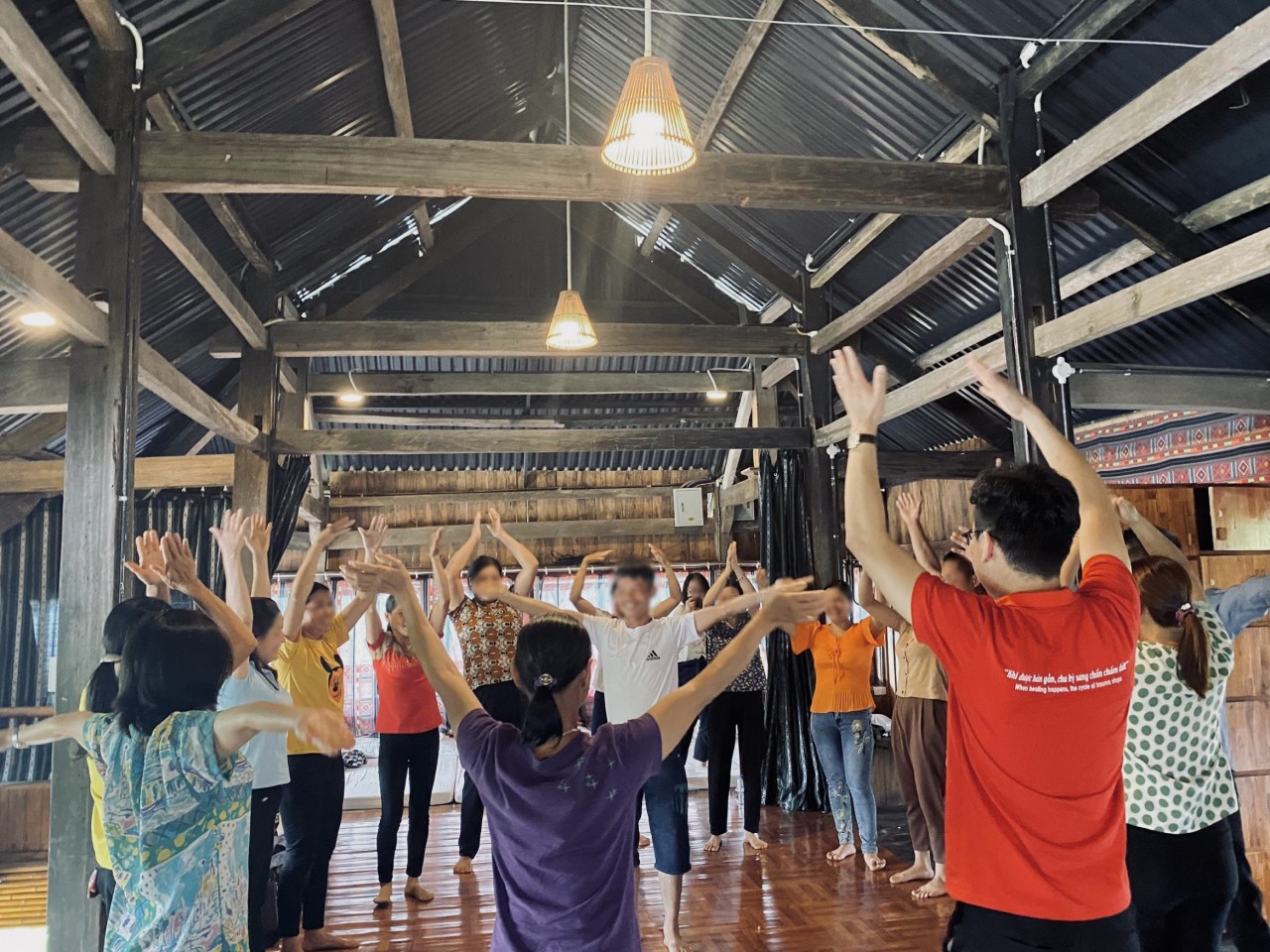 Các thành viên trong câu lạc bộ “Gia đình chung sức” sinh hoạt tại Suối Giàng. Các thành viên trong câu lạc bộ “Gia đình chung sức” sinh hoạt tại Suối Giàng.