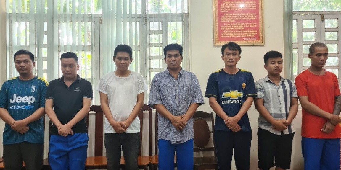 Triệt phá đường dây đưa hàng trăm người sang Campuchia làm 'việc nhẹ lương cao' Triệt phá đường dây đưa hàng trăm người sang Campuchia làm 'việc nhẹ lương cao'
