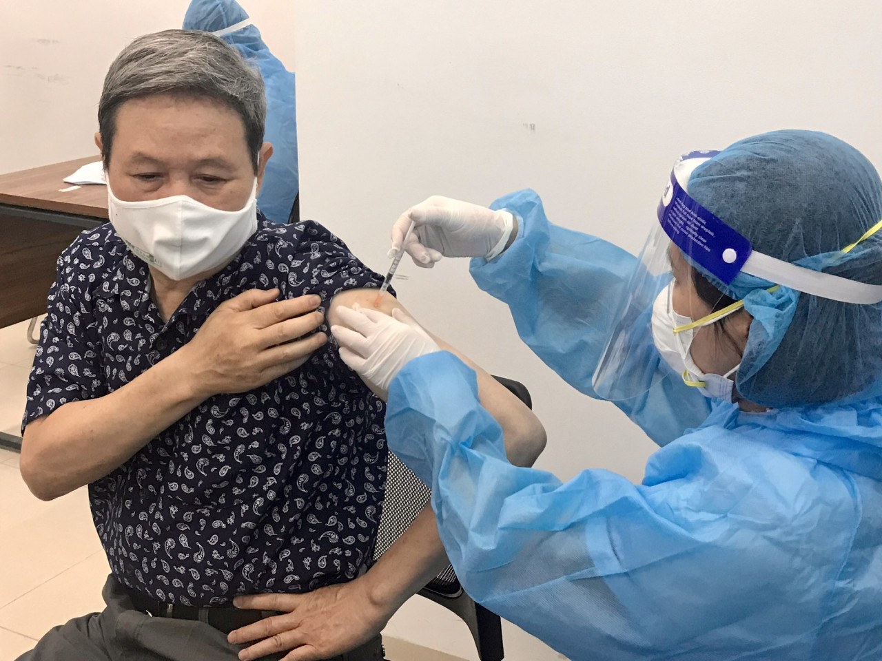 Thủ tướng Phạm Minh Chính yêu cầu đẩy nhanh tiêm vaccine phòng COVID-19 mũi 3, mũi 4 Thủ tướng Phạm Minh Chính yêu cầu đẩy nhanh tiêm vaccine phòng COVID-19 mũi 3, mũi 4