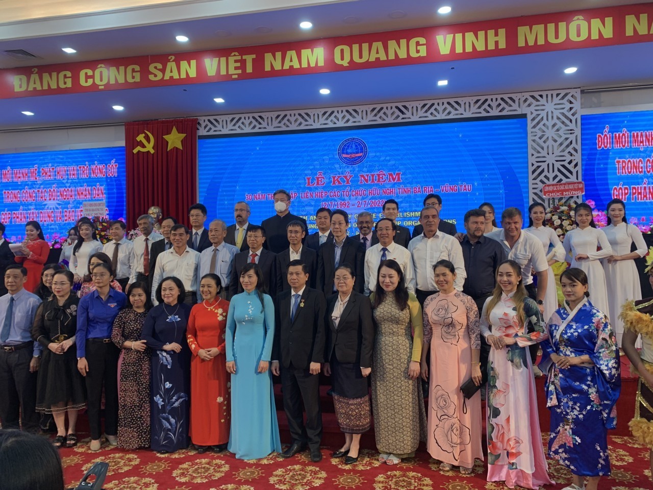 Đối ngoại trong tuần: Lễ khánh thành Bức tranh tường Kazakhstan tại Việt Nam