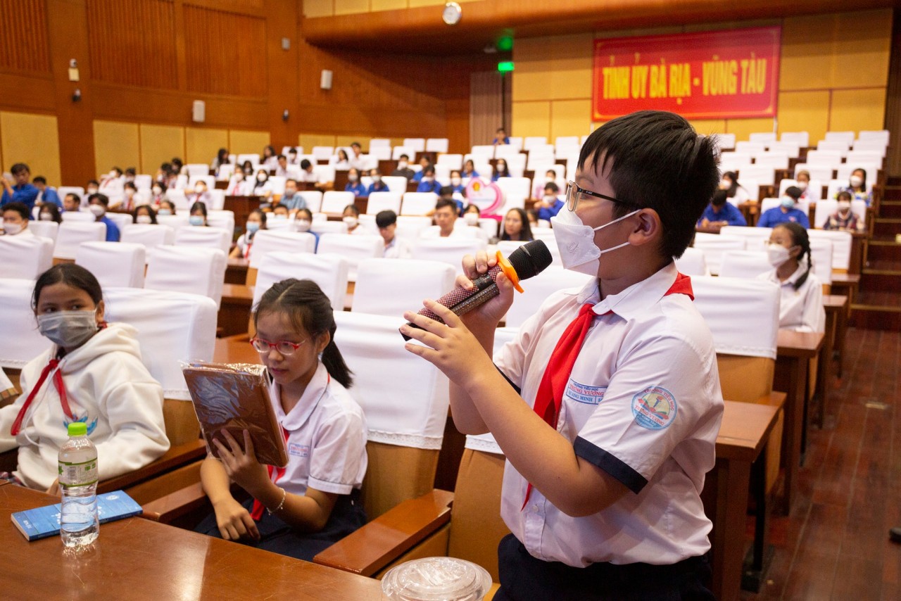 Hơn 200 học sinh Bà Rịa Vũng Tàu cùng tham gia "Điều em muốn nói" Hơn 200 học sinh Bà Rịa Vũng Tàu cùng tham gia "Điều em muốn nói"