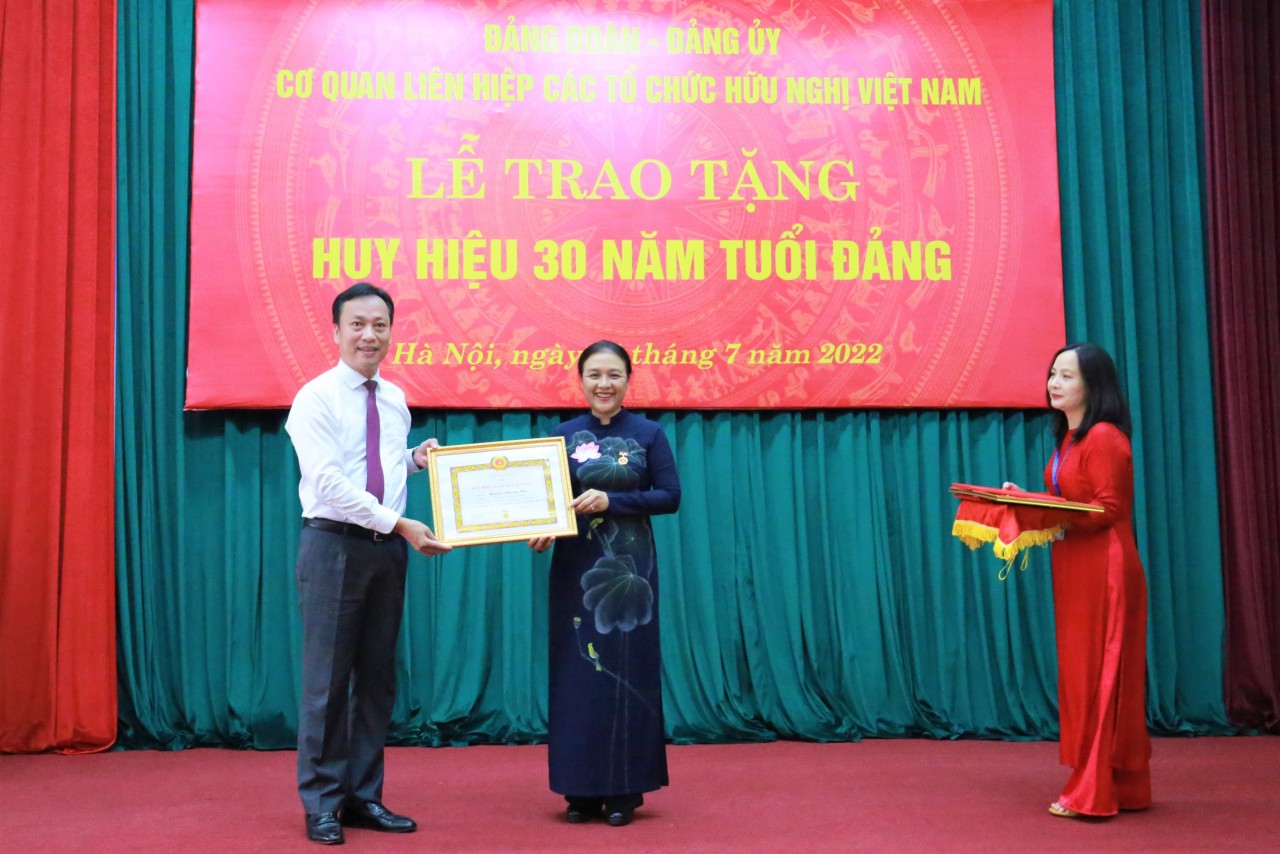 ông Lại Xuân Lâm - Phó Bí thư Đảng ủy khối các cơ quan Trung ương đã trao huy hiệu 30 năm tuổi Đảng cho bà Nguyễn Phương Nga - Bí thư Đảng đoàn, Chủ tịch Liên hiệp các tổ chức hữu nghị Việt Nam- ông Lại Xuân Lâm - Phó Bí thư Đảng ủy khối các cơ quan Trung ương đã trao huy hiệu 30 năm tuổi Đảng cho bà Nguyễn Phương Nga - Bí thư Đảng đoàn, Chủ tịch Liên hiệp các tổ chức hữu nghị Việt Nam-