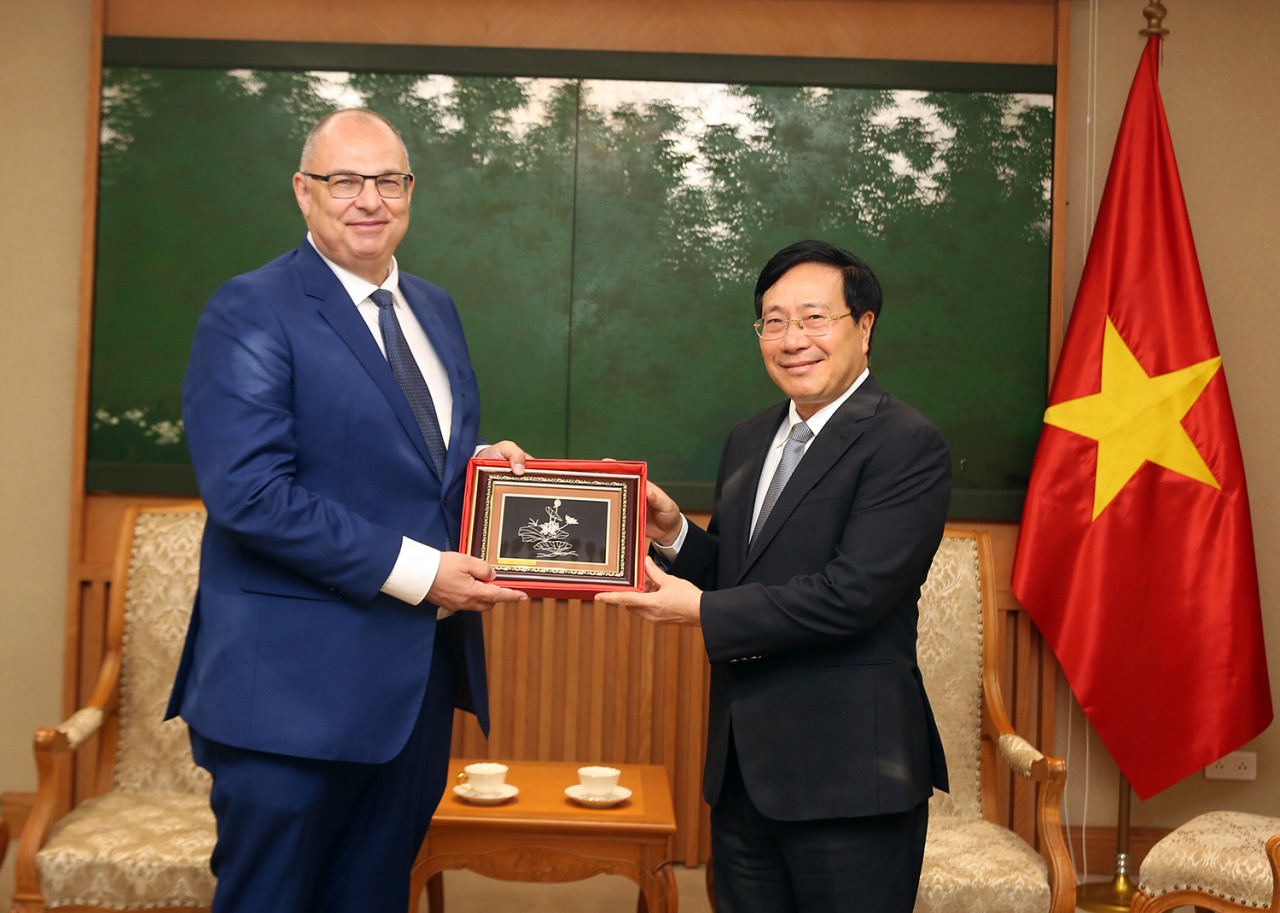 Phó Thủ tướng Thường trực tiếp Đại sứ thúc đẩy làn sóng đầu tư mới Phó Thủ tướng Thường trực tiếp Đại sứ thúc đẩy làn sóng đầu tư mới
