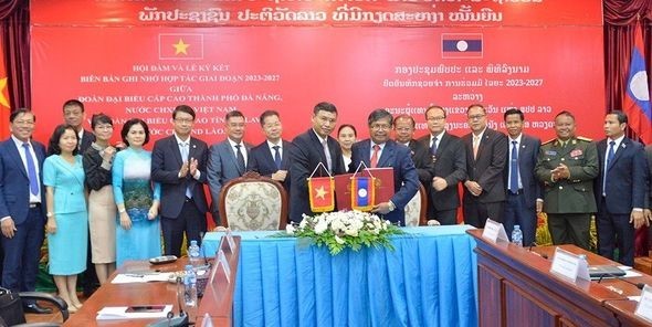 Hai bên trao đổi biên bản ghi nhớ hợp tác toàn diện. Ảnh: Vilayvon. Hai bên trao đổi biên bản ghi nhớ hợp tác toàn diện. Ảnh: Vilayvon.