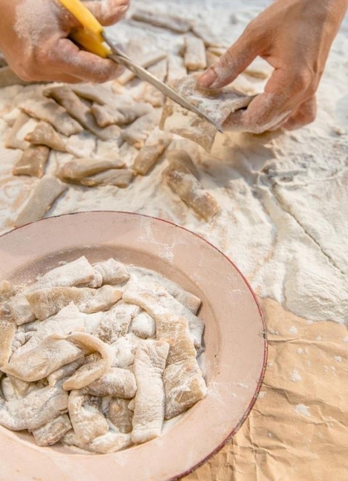 Bánh chè lam ngon nhất khi uống cùng nước chè nóng và thường được cắt miếng nhỏ để dễ ăn hơn. Ảnh sưu tầm Bánh chè lam ngon nhất khi uống cùng nước chè nóng và thường được cắt miếng nhỏ để dễ ăn hơn. Ảnh sưu tầm