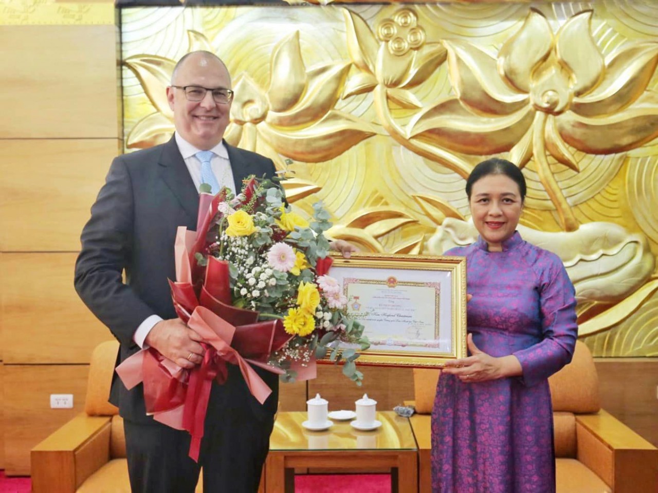 Danish Ambassador to Vietnam Kim Højlund Christensen on July 4 was awarded the insignia “For peace and friendship among nations” for his contributions to promoting traditional friendship and cooperation between Vietnam and Denmark. Danish Ambassador to Vietnam Kim Højlund Christensen on July 4 was awarded the insignia “For peace and friendship among nations” for his contributions to promoting traditional friendship and cooperation between Vietnam and Denmark.
