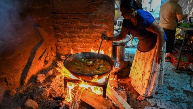 Một phụ nữ dùng bếp củi nấu ăn tại một khách sạn ở Colombo, Sri Lanka, ngày 15/3. Ảnh: AFP. Một phụ nữ dùng bếp củi nấu ăn tại một khách sạn ở Colombo, Sri Lanka, ngày 15/3. Ảnh: AFP.