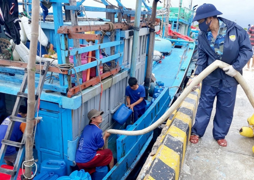 Bộ đội Trung tâm Hậu cần Kỹ thuật âu tàu đảo Sinh Tồn tiếp nước ngọt miễn phí cho tàu cá ngư dân. (Ảnh: đảo Sinh Tồn cung cấp). Bộ đội Trung tâm Hậu cần Kỹ thuật âu tàu đảo Sinh Tồn tiếp nước ngọt miễn phí cho tàu cá ngư dân. (Ảnh: đảo Sinh Tồn cung cấp).