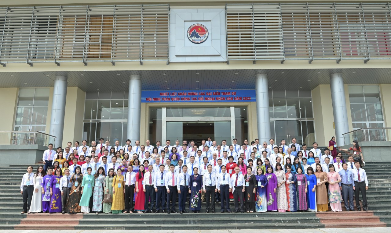 Các đại biểu tham dự Hội nghị toàn quốc công tác đối ngoại nhân dân của Liên hiệp các tổ chức hữu nghị Việt Nam chụp ảnh lưu niệm Các đại biểu tham dự Hội nghị toàn quốc công tác đối ngoại nhân dân của Liên hiệp các tổ chức hữu nghị Việt Nam chụp ảnh lưu niệm