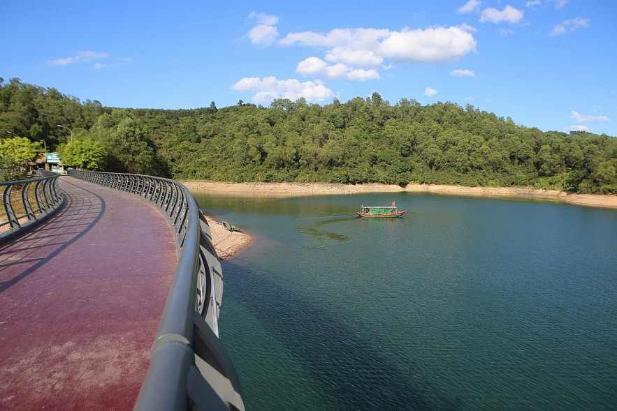 The majestic natural beauty of Ke Go lake bed The majestic natural beauty of Ke Go lake bed