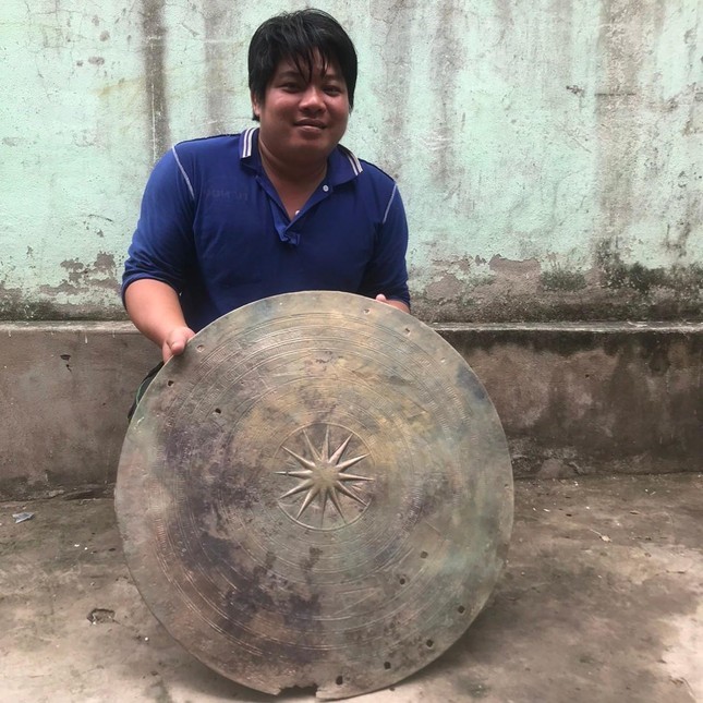 The artifact was uncovered by a resident when he was fishing on the Hau River. The artifact was uncovered by a resident when he was fishing on the Hau River.