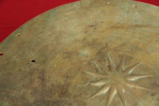 The concentric drumhead has a 12-point star and it is simply decorated with 6 peacocks. The concentric drumhead has a 12-point star and it is simply decorated with 6 peacocks.