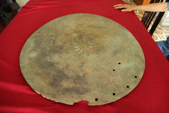 According to the Dong Thap Museum, the artifact is dated between the third and the first century BC (about 2,000 - 2,300 years ago). According to the Dong Thap Museum, the artifact is dated between the third and the first century BC (about 2,000 - 2,300 years ago).
