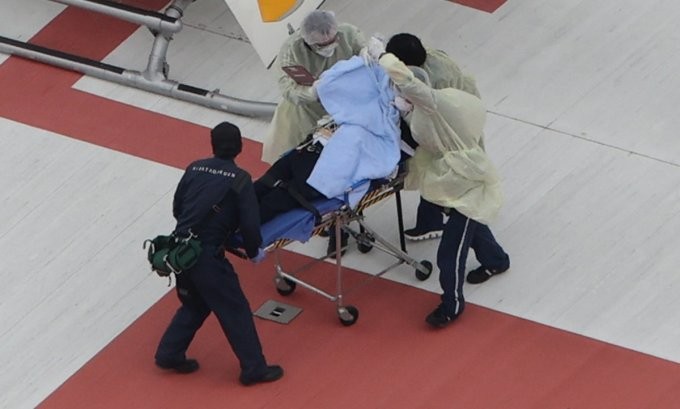 Cựu thủ tướng Abe được đưa lên trực thăng cấp cứu sáng 8/7. Ảnh: AFP. Cựu thủ tướng Abe được đưa lên trực thăng cấp cứu sáng 8/7. Ảnh: AFP.