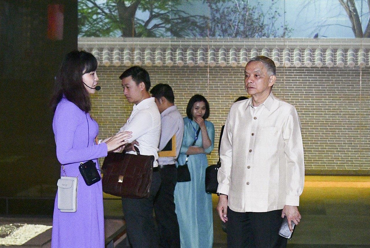 ĐOÀN ĐẠI BIỂU QUỐC HỘI LÀO THAM QUAN KHU TRƯNG BÀY KHẢO CỔ NHÀ QUỐC HỘI ĐOÀN ĐẠI BIỂU QUỐC HỘI LÀO THAM QUAN KHU TRƯNG BÀY KHẢO CỔ NHÀ QUỐC HỘI
