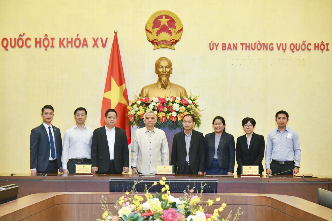 ĐOÀN ĐẠI BIỂU QUỐC HỘI LÀO THAM QUAN NHÀ QUỐC HỘI