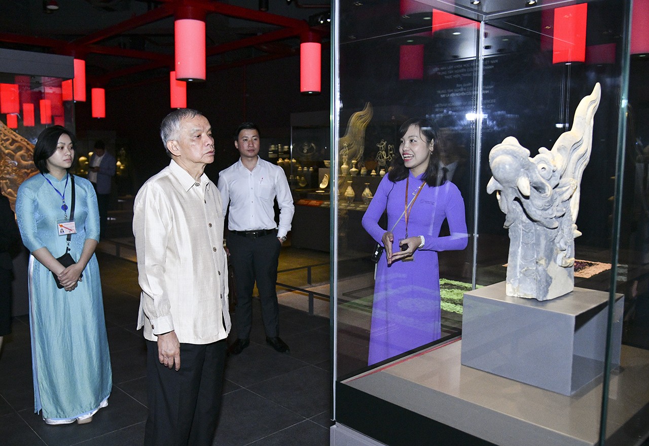 ĐOÀN ĐẠI BIỂU QUỐC HỘI LÀO THAM QUAN KHU TRƯNG BÀY KHẢO CỔ NHÀ QUỐC HỘI ĐOÀN ĐẠI BIỂU QUỐC HỘI LÀO THAM QUAN KHU TRƯNG BÀY KHẢO CỔ NHÀ QUỐC HỘI