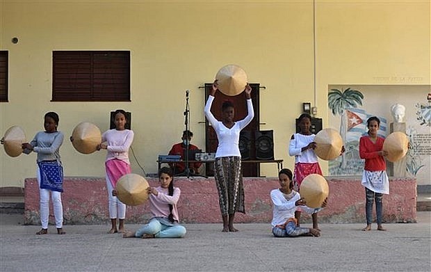 Students at Nguyen Van Troi school perform a dance with the traditional Vietnamese hats on February 15, 2022.(Photo: VNA) Students at Nguyen Van Troi school perform a dance with the traditional Vietnamese hats on February 15, 2022.(Photo: VNA)