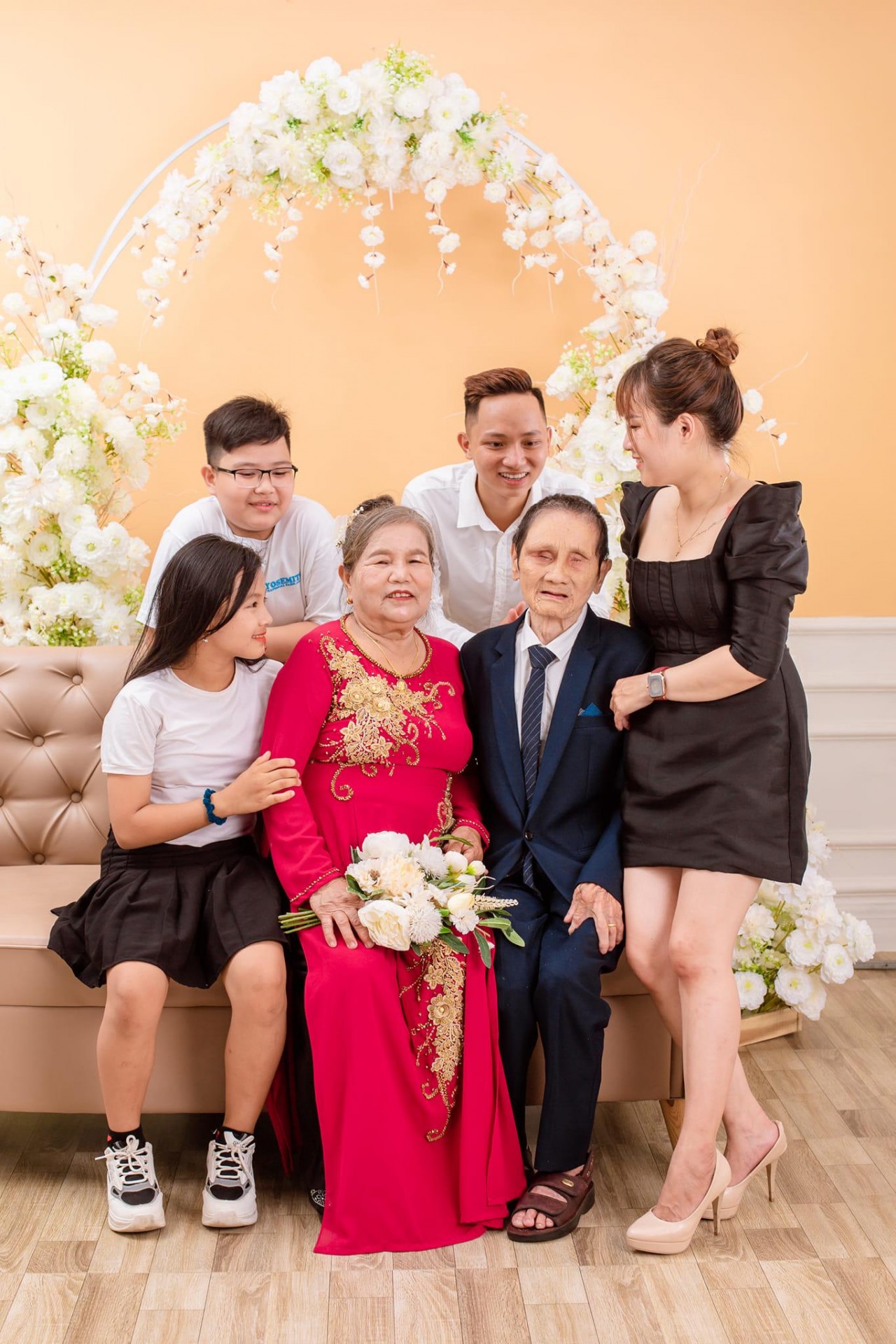 Bộ ảnh cưới của cặp đôi U80 gây xúc động vì câu chuyện phía sau Bộ ảnh cưới của cặp đôi U80 gây xúc động vì câu chuyện phía sau