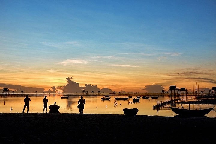 The poetic beauty of the unspoiled beach in Thai Binh with illusive clam huts The Unspoiled Beauty of Thai Binh's Illustrious Beaches