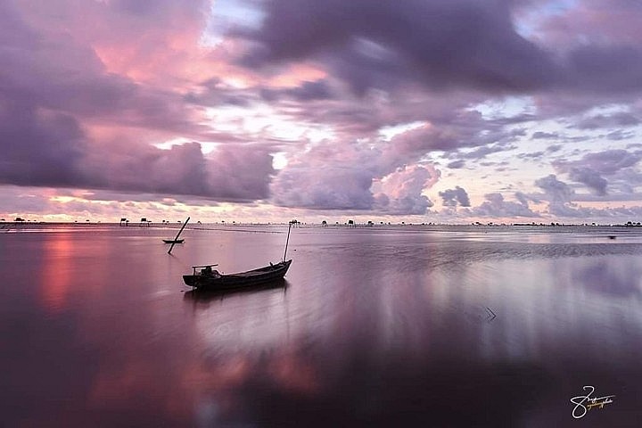 The poetic beauty of the unspoiled beach in Thai Binh with illusive clam huts The Unspoiled Beauty of Thai Binh's Illustrious Beaches