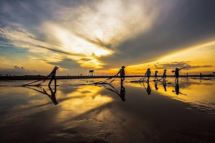 The poetic beauty of the unspoiled beach in Thai Binh with illusive clam huts The Unspoiled Beauty of Thai Binh's Illustrious Beaches
