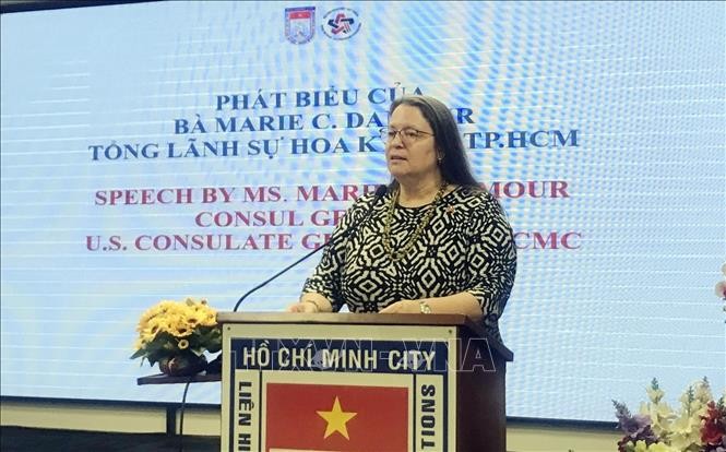 Bà Marie C. Damour, Tổng lãnh sự Hoa Kỳ tại Thành phố Hồ Chí Minh phát biểu tại buổi họp mặt (Ảnh: TTXVN). Bà Marie C. Damour, Tổng lãnh sự Hoa Kỳ tại Thành phố Hồ Chí Minh phát biểu tại buổi họp mặt (Ảnh: TTXVN).