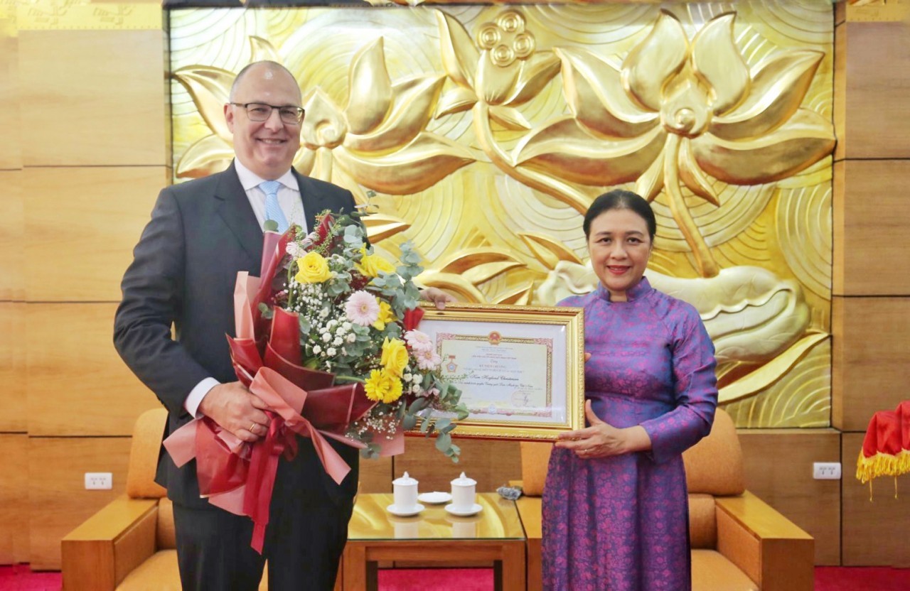 Đại sứ Nguyễn Phương Nga - Chủ tịch Liên hiệp các tổ chức hữu nghị Việt Nam (phải) và Đại sứ đặc mệnh toàn quyền Vương quốc Đan Mạch tại Việt Nam Kim Hoejlund Christensen (Ảnh: Nhung Nguyễn). Đại sứ Nguyễn Phương Nga - Chủ tịch Liên hiệp các tổ chức hữu nghị Việt Nam (phải) và Đại sứ đặc mệnh toàn quyền Vương quốc Đan Mạch tại Việt Nam Kim Hoejlund Christensen (Ảnh: Nhung Nguyễn).