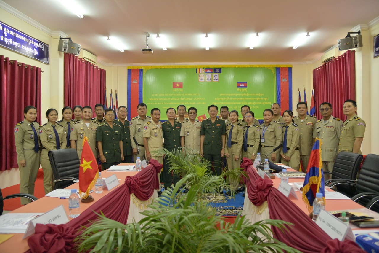 Kiên Giang: Sơ kết phối hợp bảo vệ an ninh biên giới với Ty Công an tỉnh Kampốt (Campuchia) Kiên Giang: Sơ kết phối hợp bảo vệ an ninh biên giới với Ty Công an tỉnh Kampốt (Campuchia)