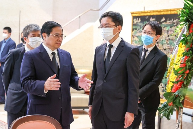 Thủ tướng Chính phủ Phạm Minh Chính chia buồn với đại diện Đại sứ quán Nhật Bản tại Việt Nam (Ảnh: VGP/Nhật Bắc). Thủ tướng Chính phủ Phạm Minh Chính chia buồn với đại diện Đại sứ quán Nhật Bản tại Việt Nam (Ảnh: VGP/Nhật Bắc).