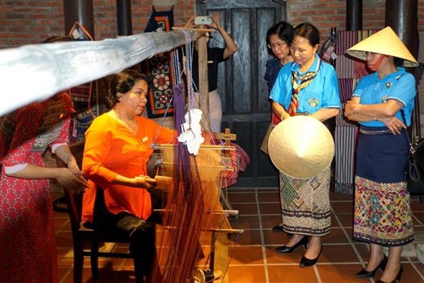 Đoàn đại biểu Hội Liên hiệp Phụ nữ Lào tham quan Làng lụa Hội An. (Ảnh: Trịnh Bang Nhiệm/TTXVN) Đoàn đại biểu Hội Liên hiệp Phụ nữ Lào tham quan Làng lụa Hội An. (Ảnh: Trịnh Bang Nhiệm/TTXVN)