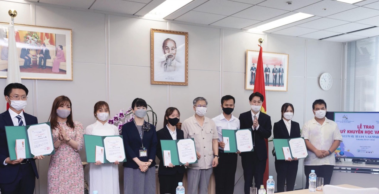 Trao học bổng cho sinh viên Việt Nam tại Nhật Bản Trao học bổng cho sinh viên Việt Nam tại Nhật Bản