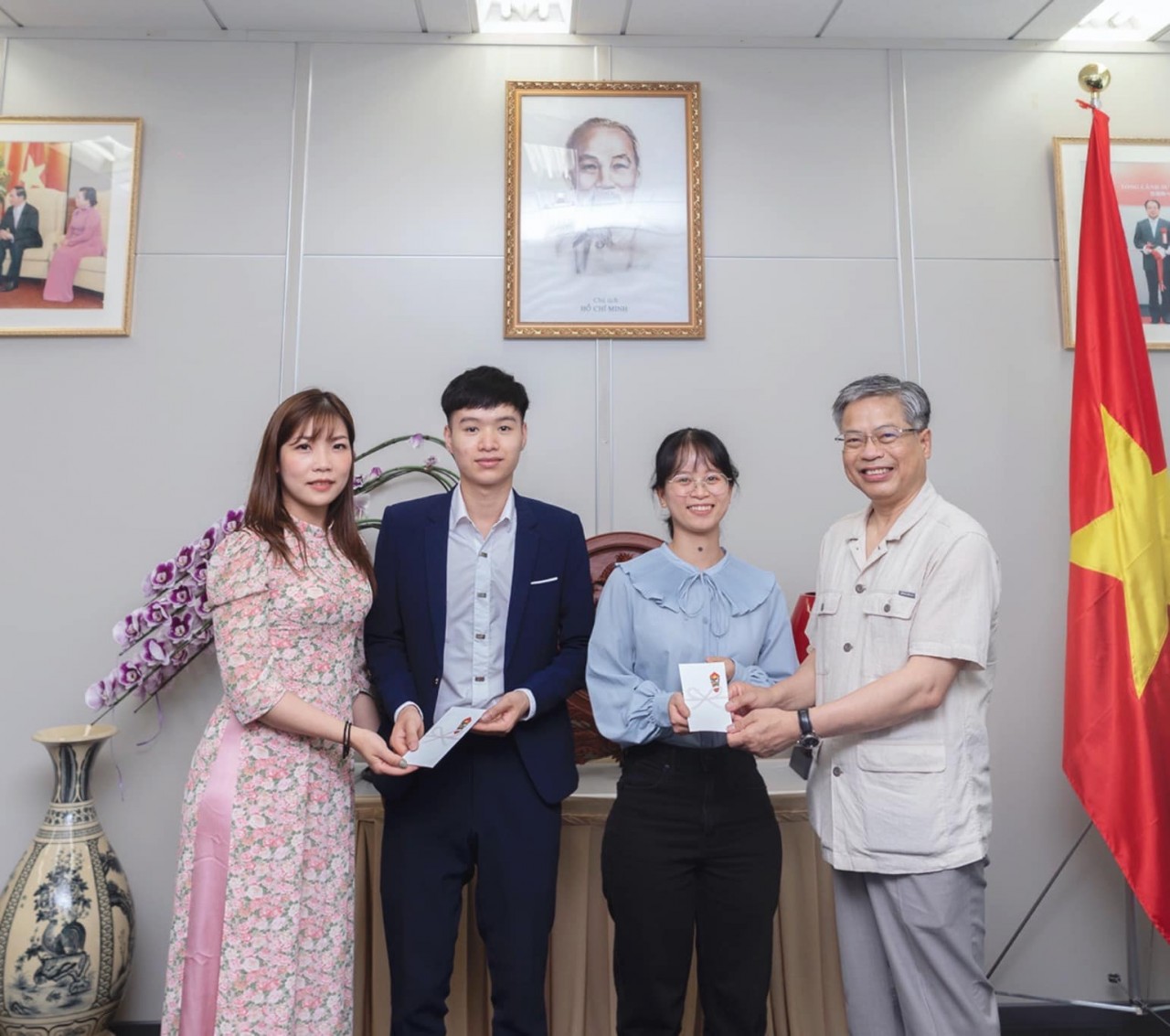 Trao học bổng cho sinh viên Việt Nam tại Nhật Bản Trao học bổng cho sinh viên Việt Nam tại Nhật Bản
