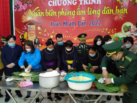 Bà con các dân tôc cùng Bộ đội Biên phòng cửa khẩu Chi Ma gói bánh chưng trong Chương trình Xuân Biên phòng ấm lòng dân bản năm 2022 Bà con các dân tôc cùng Bộ đội Biên phòng cửa khẩu Chi Ma gói bánh chưng trong Chương trình Xuân Biên phòng ấm lòng dân bản năm 2022