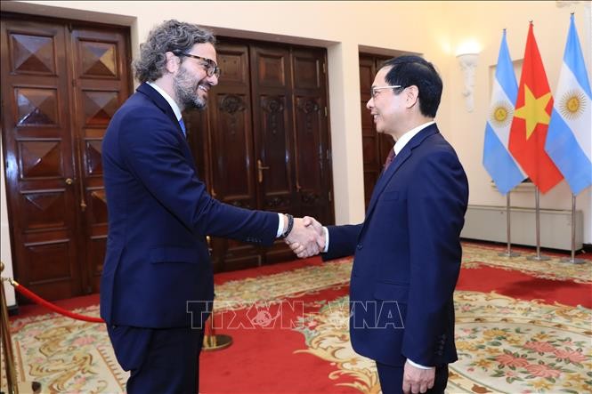 Bộ trưởng Ngoại giao Bùi Thanh Sơn đón Bộ trưởng Ngoại giao, Ngoại thương và Tôn giáo Argentina Santiago Andres Cafiero (Ảnh: Lâm Khánh/TTXVN). Bộ trưởng Ngoại giao Bùi Thanh Sơn đón Bộ trưởng Ngoại giao, Ngoại thương và Tôn giáo Argentina Santiago Andres Cafiero (Ảnh: Lâm Khánh/TTXVN).