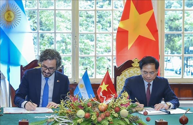 Bộ trưởng Ngoại giao Bùi Thanh Sơn và Bộ trưởng Ngoại giao, Ngoại thương và Tôn giáo Argentina Santiago Andres Cafiero ký Củng cố, mở rộng quan hệ hợp tác Việt Nam - Argentina